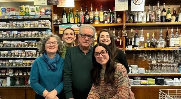 Beltramello lascia dopo 54 anni, la gestione del bar in stazione passa a due ragazze cinesi: «Per noi è tempo di riposare un po'»