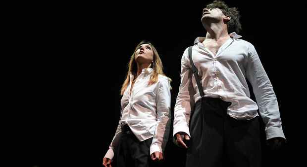 Ambra Angiolini e Matteo Cremon, i protagonisti dello spettacolo che stasera debutta al Teatro Manzoni