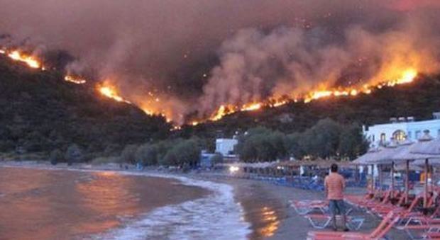 Grecia, incubo incendi nella zona di Atene: almeno 50 morti, centinaia di feriti
