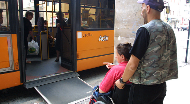 Rottura totale tra Actv e sindacato sull’utilizzo delle pedane manuali a bordo degli autobus