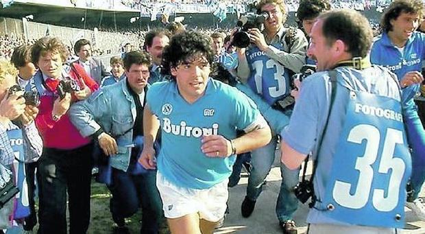 Maradona, Cannes ai suoi piedi: «Un campione diviso tra due anime»