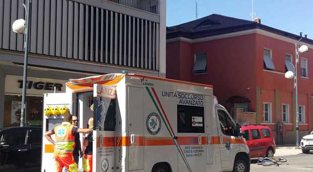 Ciclista investito a piazza San Marco, ambulanza sul posto