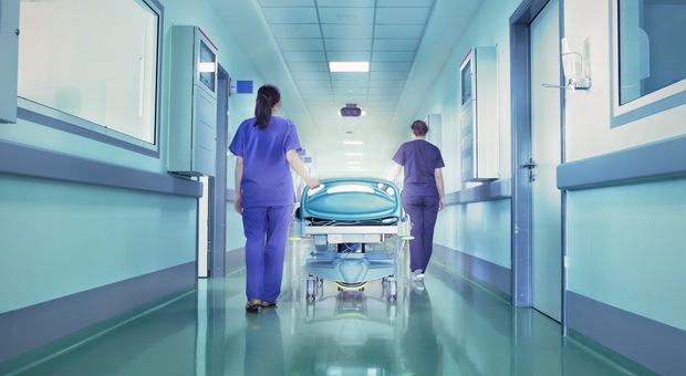 Medici danno accidentalmente fuoco a una paziente durante l'operazione chirurgica: morta dopo una settimana d'agonia