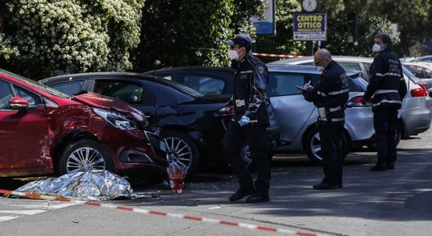 immagine Roma, travolta e uccisa in strada da un'auto mentre è in fila alle poste