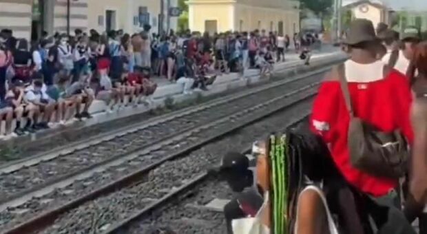 Maxirissa a Peschiera: il treno bloccato e le ragazzine accerchiate. «A molestare erano una trentina»