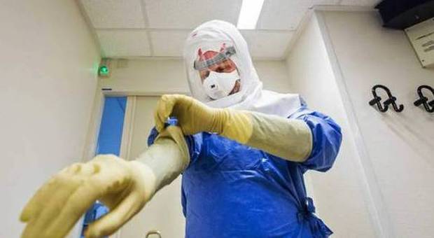Ebola, si aggravano le condizioni del medico: "Ha bisogno di assistenza respiratoria"