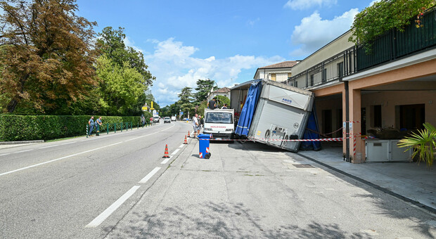 Treviso. Guasto in corsa, camion accosta ma cede l'asfalto: il rimorchio si schianta contro una casa