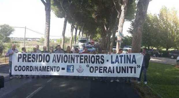Latina, lavoratori Aviointerors tornano a bloccare l'Appia: «Nessuno ha mosso un dito per aiutarci»
