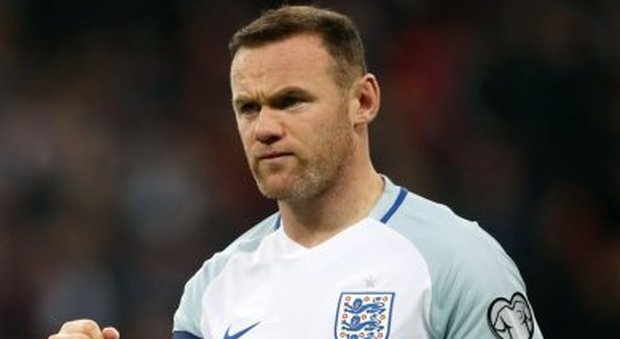 Rooney ubriaco in ritiro dopo la gara con la Scozia: spuntano le foto