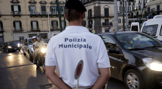 Napoli, condannati tre vigili: in auto senza assicurazione «Divisa disonorata»