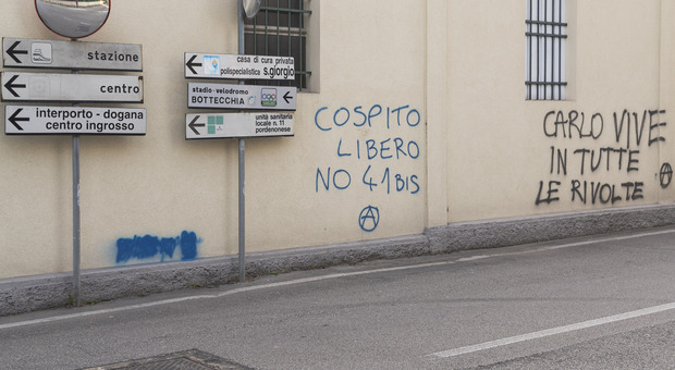"Cospito libero", dopo i volantini ora spuntano le scritte sui muri con la firma degli anarchici