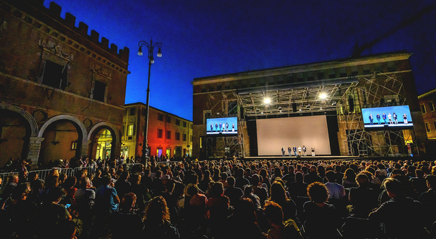 Pesaro, che Flash(dance): il Festival del Nuovo Cinema apre con il film cult anni '80. Attesa in piazza per Cocoricò Tapes e Sognando Venezia
