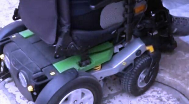 Offese a un disabile per lo scooter elettrico: vicina condannata