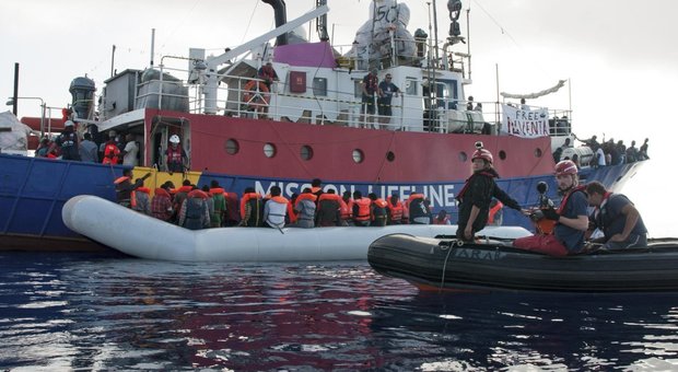 Migranti, Macron: lo sbarco avvenga nel porto più vicino
