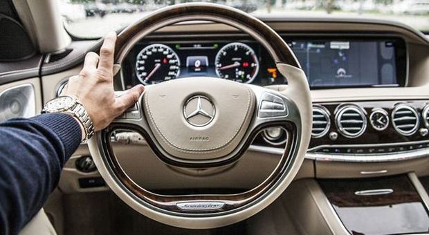 Daimler, annuncia altro profit warning in poche settimane