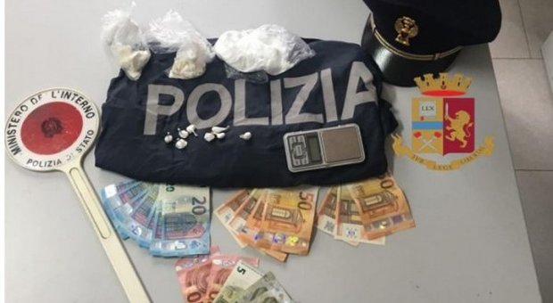 Napoli, spacciatore bloccato dalla polizia mentre consegna dosi di cocaina