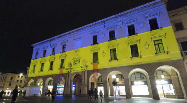 Palazzo del Bo a Padova con i colori dell'Ucraina