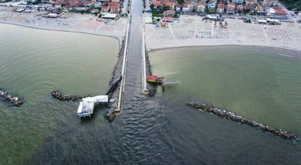 Ravenna, una enorme macchia scura spunta in mare: è l'effetto dell'alluvione