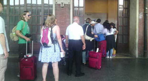 Attesa per depositare i propri bagagli alla stazione di Venezia