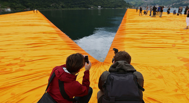 Lago di Iseo, ecco The Floating Piers: la passerella dell'artista Christo