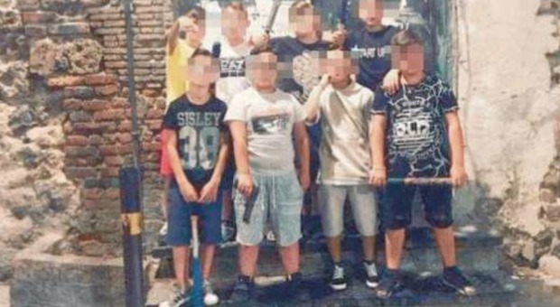Napoli, baby gang aggredisce a sassate un immigrato: è caccia al branco