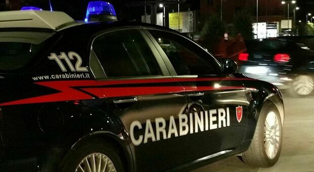 Macerata, sfascia l'auto dei carabinieri, stacca la radio e ruba il manganello: preso all'Hotel House