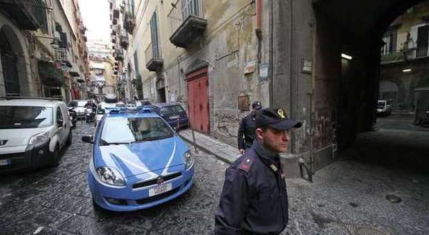 Napoli, tenta di difendere il padre in una lite per viabilità ed è accoltellato: è grave