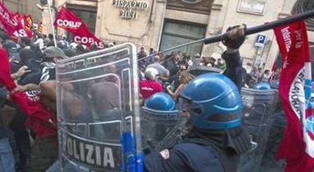 Gli scontri a Montecitorio (foto Angelo Carconi - Ap)