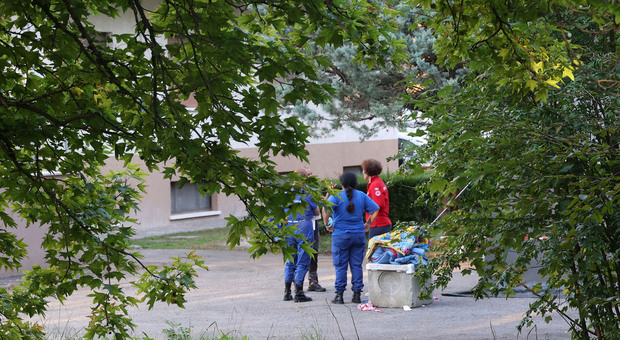 Operatori della Croce Rossa vicino alla tenda di Cavarzano, che sarà chiusa