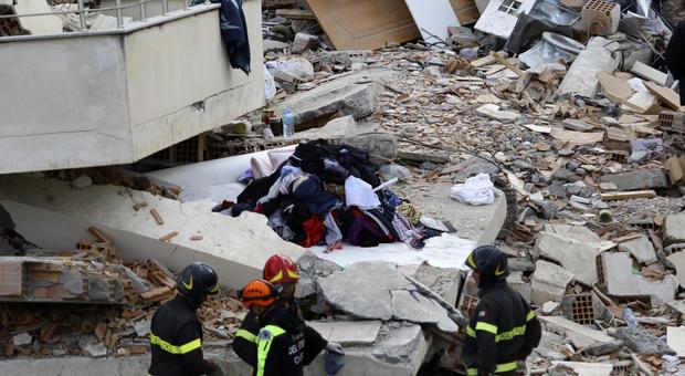 Terremoto in Albania, mamma e tre figli trovati morti sotto le macerie: «Erano a letto abbracciati»