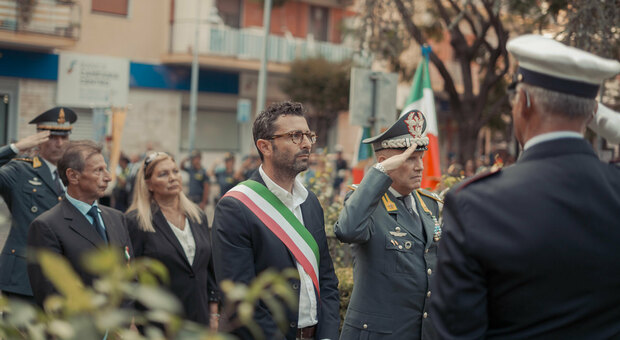 Un momento della commemorazione, il sindaco Lanzara e il generale De Luca