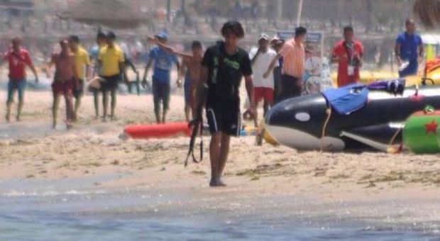 Tunisia, agenti armati sulle spiagge dopo la strage ma i turisti fuggono