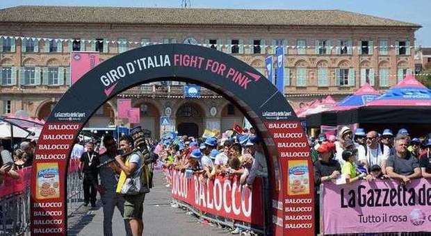 Civitanova, rubano le valigie nelle auto dei corridori del Giro d'Italia