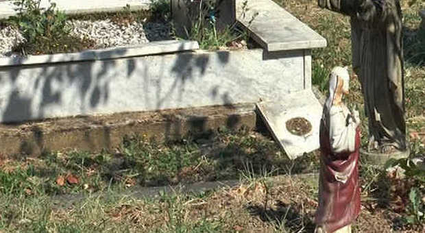 Ennesimo raid dei vandali al cimitero di Polla, profanate decine di tombe