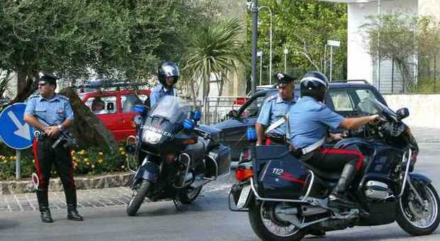 In moto senza casco e senza assicurazione, tenta di aggredire i carabinieri: arrestato