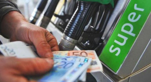 Iva, da martedì scatta l'aumento al 22%: la benzina rincara ma meno del previsto