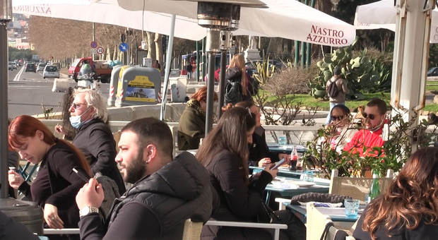 Napoli, ripartono bar e ristoranti: «Ora aperti anche nel weekend e la sera»