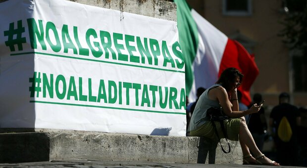 Covid, 60 studenti universitari di Napoli in piazza contro il green pass