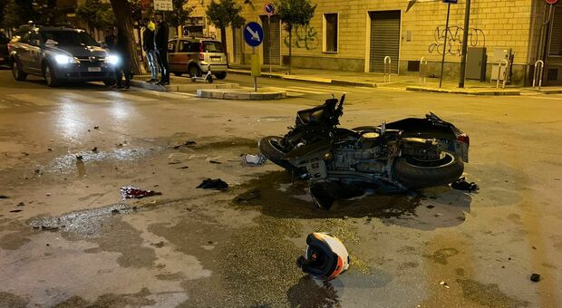 Scontro tra scooter e auto nella notte a Brindisi: grave un ragazzo di 19 anni