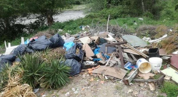 Scempio sulle rive del Mingardo: rifiuti abbandonati nel verde