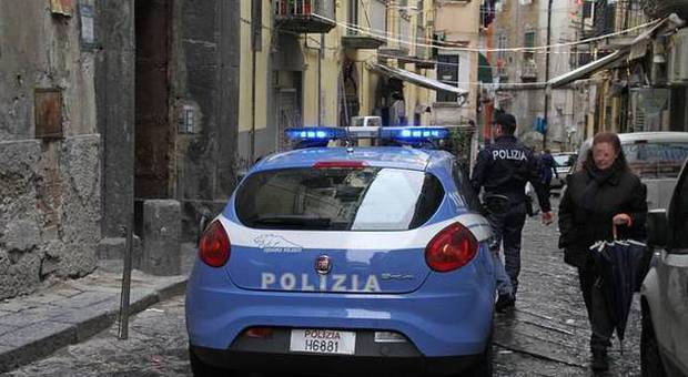 Napoli, tenta di difendere il padre in una lite: 26enne accoltellato, ricoverato in fin di vita