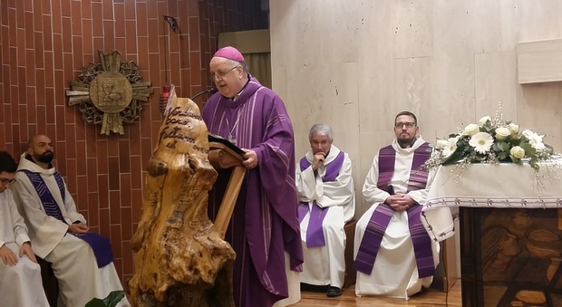 Monsignore Luigi Moretti durante l'omelia all'università di Salerno