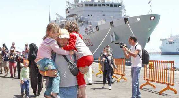 Nuovo sbarco dei migranti al porto di Salerno: unità di crisi in prefettura per l'accoglienza