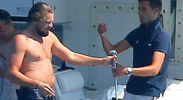 Leonardo DiCaprio "oversize", vacanze a Saint Tropez con la fidanzata Toni Garrn