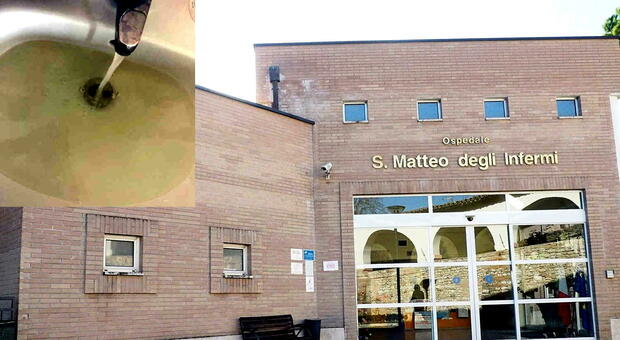 L’ospedale di Spoleto e, nel riquadro, la foto scattata lunedì scorso in un reparto