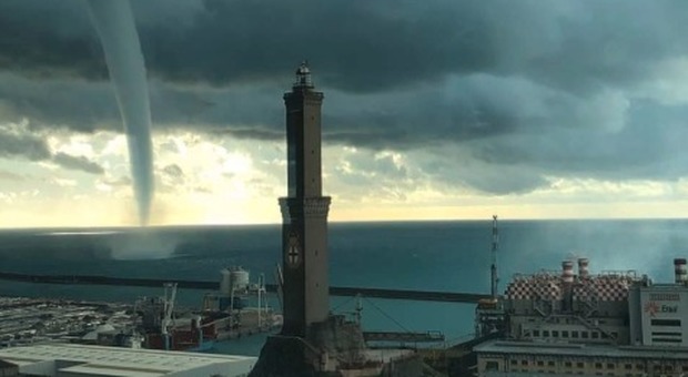 Maltempo, tempesta di fulmini su Genova: due sfollati, colpito anche il faro della Lanterna