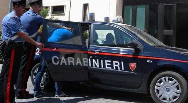 Ubriaco minaccia titolare del Crai Sedie e tavolini contro i carabinieri
