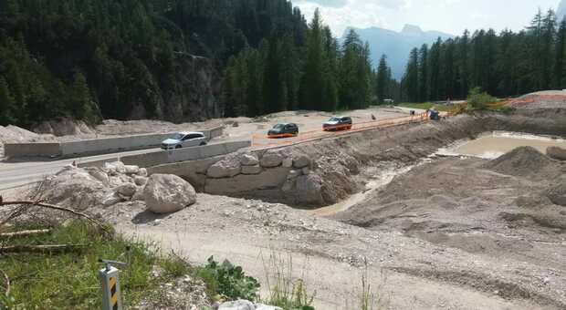Il tratto della strada che sale da Cortina al passo Tre Croci interessato dai lavori per il nuovo ponte