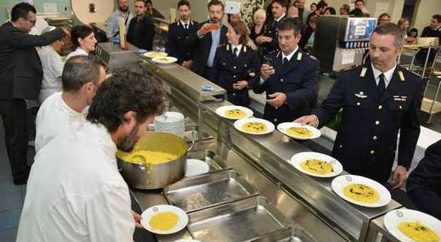 Milano, sorpresa nella mensa della Questura c'è lo chef Cracco a preparare il pranzo