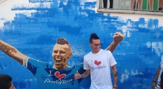 Castel Volturno, Hamsik firma il murales dedicato a lui: è festa con i tifosi